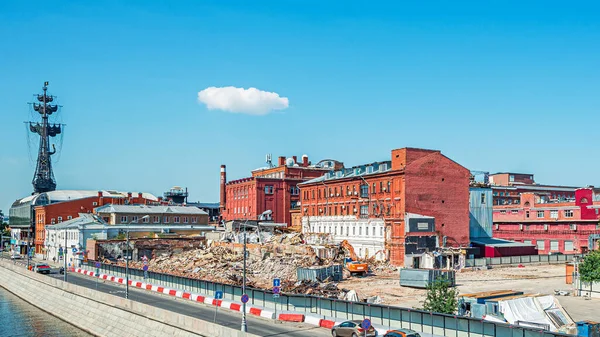 Die Gebäude der Fabrik Krasny Oktyabr und die Demontage des Gebäudes am Bolotnaja-Ufer in Moskau — Stockfoto