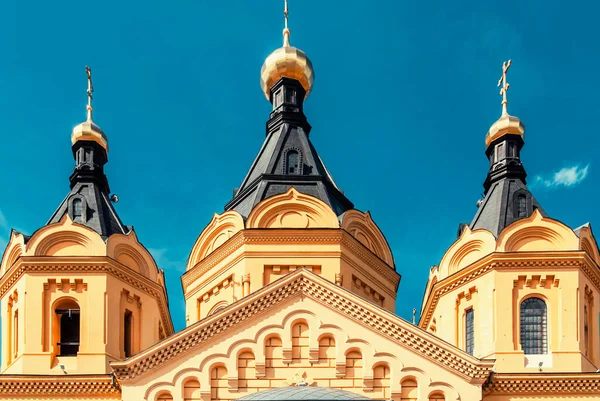 Katedrála Alexandra Něvského v Nižním Novgorodu, dómy a fasádní prvky — Stock fotografie