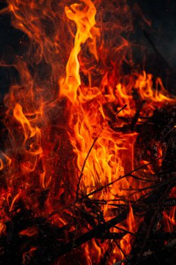 Akşam ateşi yanıyor. Yüksek kalite alevler