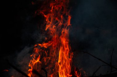 Akşam ateşi yanıyor. Yüksek kalite alevler