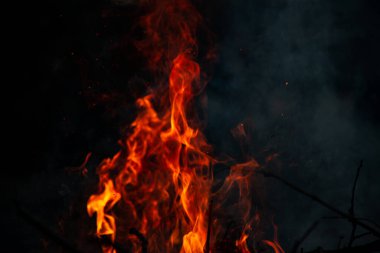 Akşam ateşi yanıyor. Yüksek kalite alevler