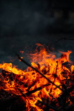 Akşam ateşi yanıyor. Yüksek kalite alevler