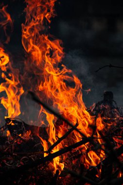 Akşam ateşi yanıyor. Yüksek kalite alevler