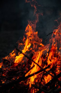 Akşam ateşi yanıyor. Yüksek kalite alevler