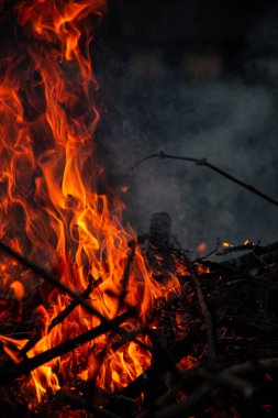 Akşam ateşi yanıyor. Yüksek kalite alevler