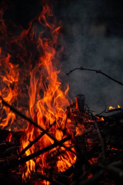 Akşam ateşi yanıyor. Yüksek kalite alevler