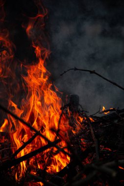 Akşam ateşi yanıyor. Yüksek kalite alevler