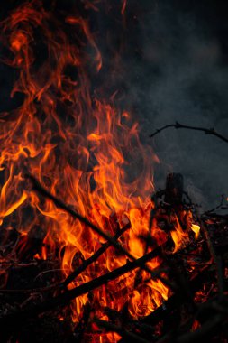 Akşam ateşi yanıyor. Yüksek kalite alevler