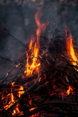 Akşam ateşi yanıyor. Yüksek kalite alevler