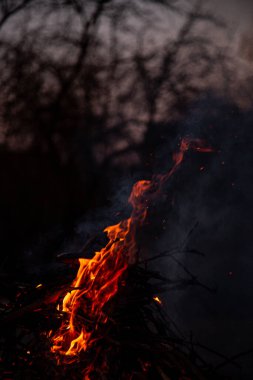 Akşam ateşi yanıyor. Yüksek kalite alevler