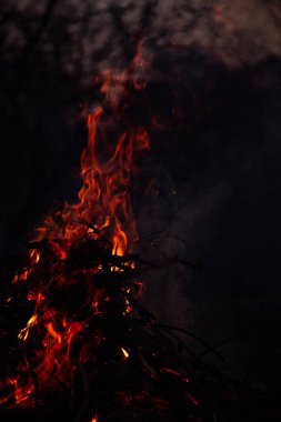 Akşam ateşi yanıyor. Yüksek kalite alevler