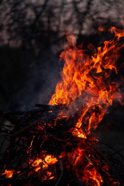 Akşam ateşi yanıyor. Yüksek kalite alevler