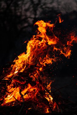 Akşam ateşi yanıyor. Yüksek kalite alevler