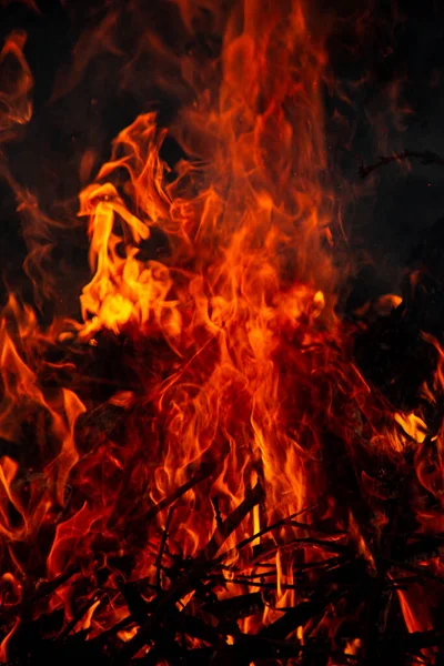 Akşam ateşi yanıyor. Yüksek kalite alevler