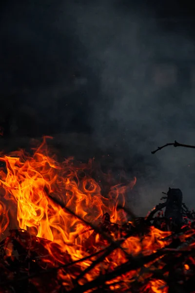 Fuego Tarde Está Ardiendo Llamas Alta Calidad — Foto de Stock