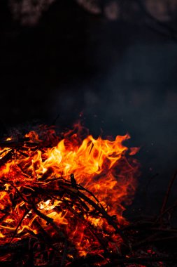 Akşam ateşi yanıyor. Yüksek kalite alevler