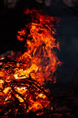 Akşam ateşi yanıyor. Yüksek kalite alevler
