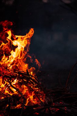 Akşam ateşi yanıyor. Yüksek kalite alevler