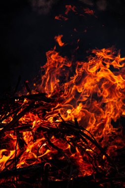 Akşam ateşi yanıyor. Yüksek kalite alevler