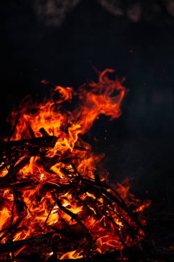 Akşam ateşi yanıyor. Yüksek kalite alevler