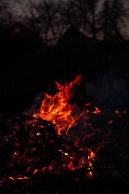 Akşam ateşi yanıyor. Yüksek kalite alevler