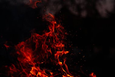 Akşam ateşi yanıyor. Yüksek kalite alevler