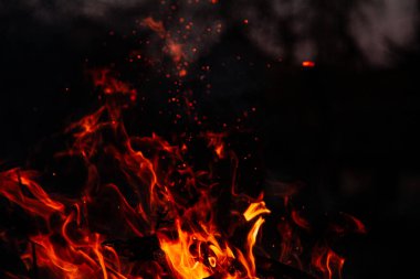 Akşam ateşi yanıyor. Yüksek kalite alevler