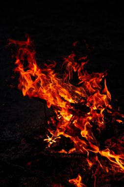 Akşam ateşi yanıyor. Yüksek kalite alevler
