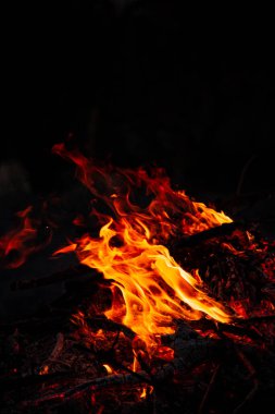 Akşam ateşi yanıyor. Yüksek kalite alevler