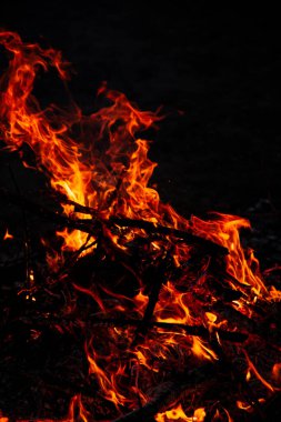 Akşam ateşi yanıyor. Yüksek kalite alevler