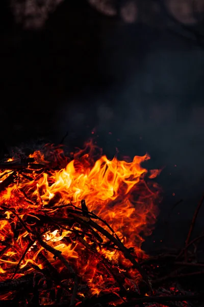 Akşam ateşi yanıyor. Yüksek kalite alevler