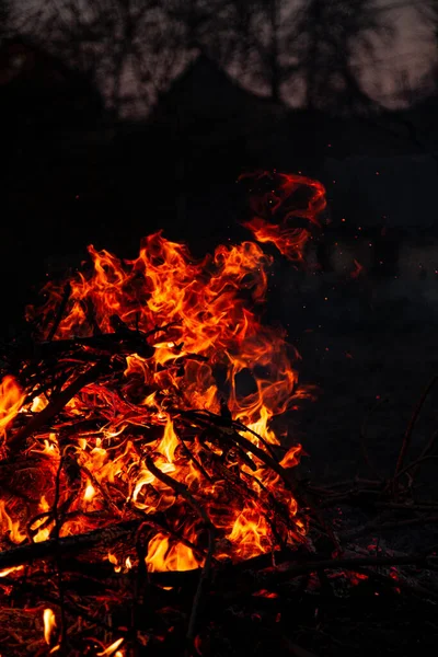 Wieczorny Pożar Płonie Płomienie Wysokiej Jakości — Zdjęcie stockowe