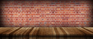 Boş masa ve arka planda kırmızı tuğla duvar, boş ahşap masa üstü ve eski tuğla duvar arka planı.