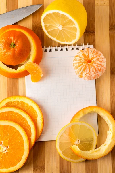 Citrus com livro de receitas vazio close-up — Fotografia de Stock