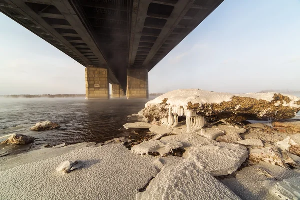 metalowy mostek na lodowych