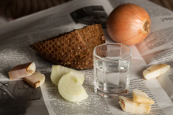 votka ve aperatif gazetesi ile natürmort