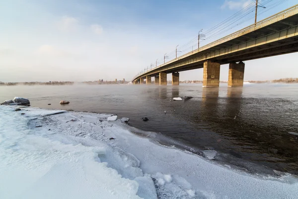 Een metalen brug over de ijzige — Stockfoto