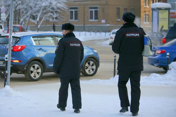 2021年1月23日在俄罗斯的一次集会上，两名手持扩音器的男性警察在街上巡逻 — 图库照片
