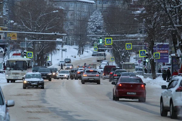 31.12.2020 Syktyvkar, Russia, Cars on a city street in winter covered with snow — Foto de Stock