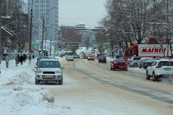 31.12.2020 Syktyvkar, Russia, Cars on a city street in winter covered with snow — Fotografia de Stock