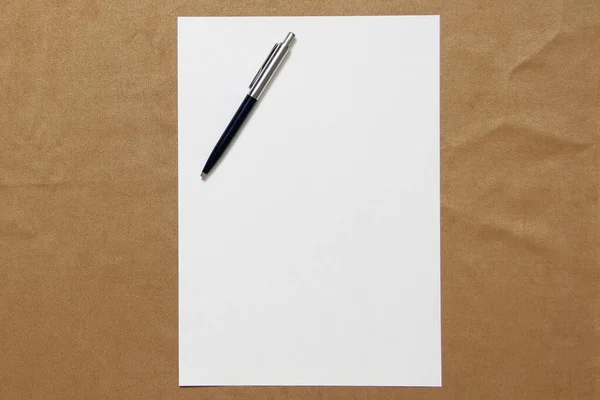Sablon fehér papír tollal fekszik világosbarna ruha háttér. Az üzleti terv és stratégia koncepciója. Készlet fotó üres hely a szöveg és a design — Stock Fotó