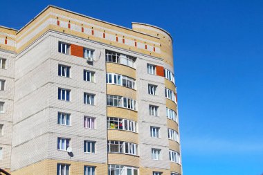 Modern şehir mimarisi, gökyüzünü yansıtan sıra sıra pencereler.