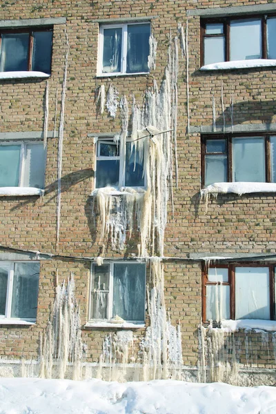 レンガ造りの家の氷の壁、緊急事態. — ストック写真