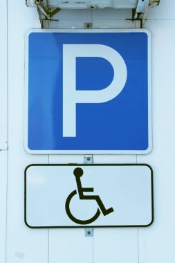 Beyaz arkaplanda engelli park izni işareti.
