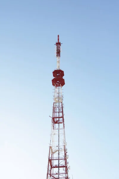 Mobila basstationsnätantenner på en stålstrukturmast med en repeater. — Stockfoto