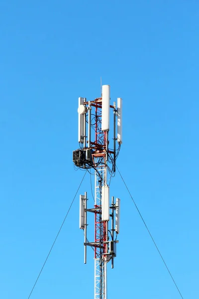 Antena sieci ruchomej stacji bazowej na maszcie konstrukcji stalowej z wzmacniaczem. — Zdjęcie stockowe
