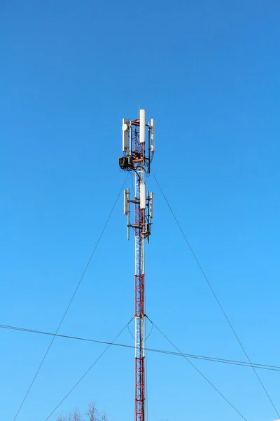 Antena sieci ruchomej stacji bazowej na maszcie konstrukcji stalowej z wzmacniaczem. — Zdjęcie stockowe