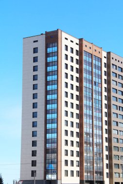 Modern şehir mimarisi, gökyüzünü yansıtan sıra sıra pencereler.
