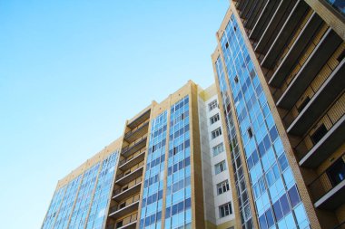 Modern şehir mimarisi, gökyüzünü yansıtan sıra sıra pencereler.