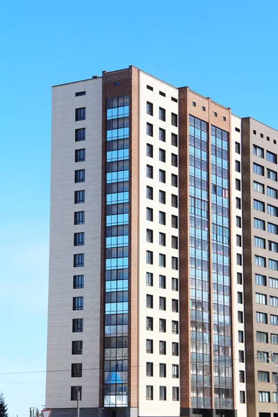 Modern şehir mimarisi, gökyüzünü yansıtan sıra sıra pencereler.
